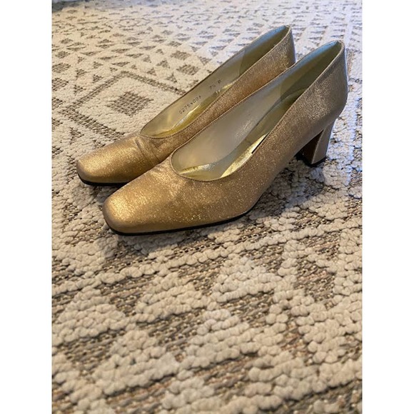 Stuart Weitzman Gold Shimmer Block Heel, Size 7 1/2 - Picture 4 of 4